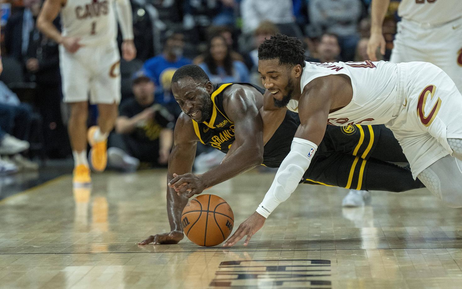 Draymond Green (mustas) ja Donovan Mitchell palli eest võitlemas