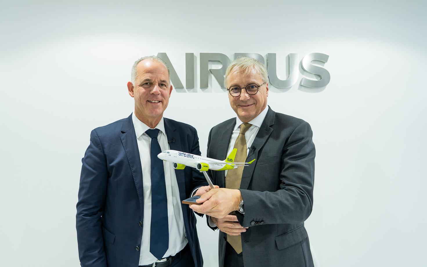 AirBalticu tegevjuht Martin Gauss (vasakul) ja Airbus’i finants- ja rahvusvaheliste suhete juht Christian Scherer pärast lepingu sõlmimist lennuki Airbus A220-300 mudeliga.