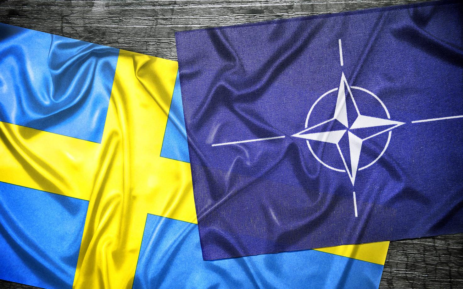 Rootsi ja NATO lipud.