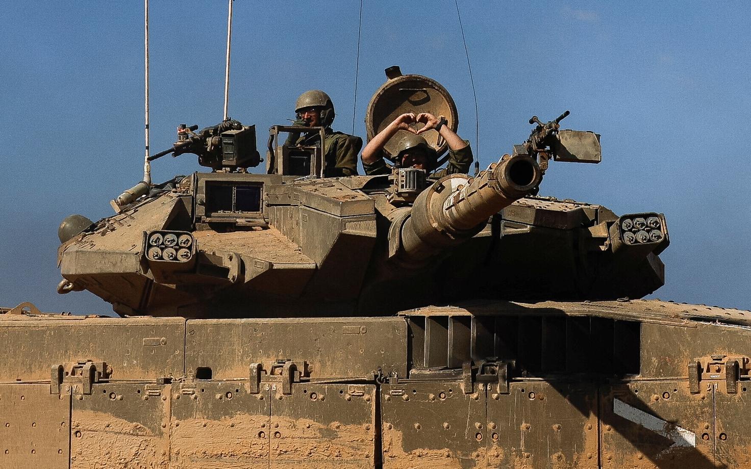 Iisraeli sõdurid ja tank Lõuna-Iisraelis Gaza lähedal.