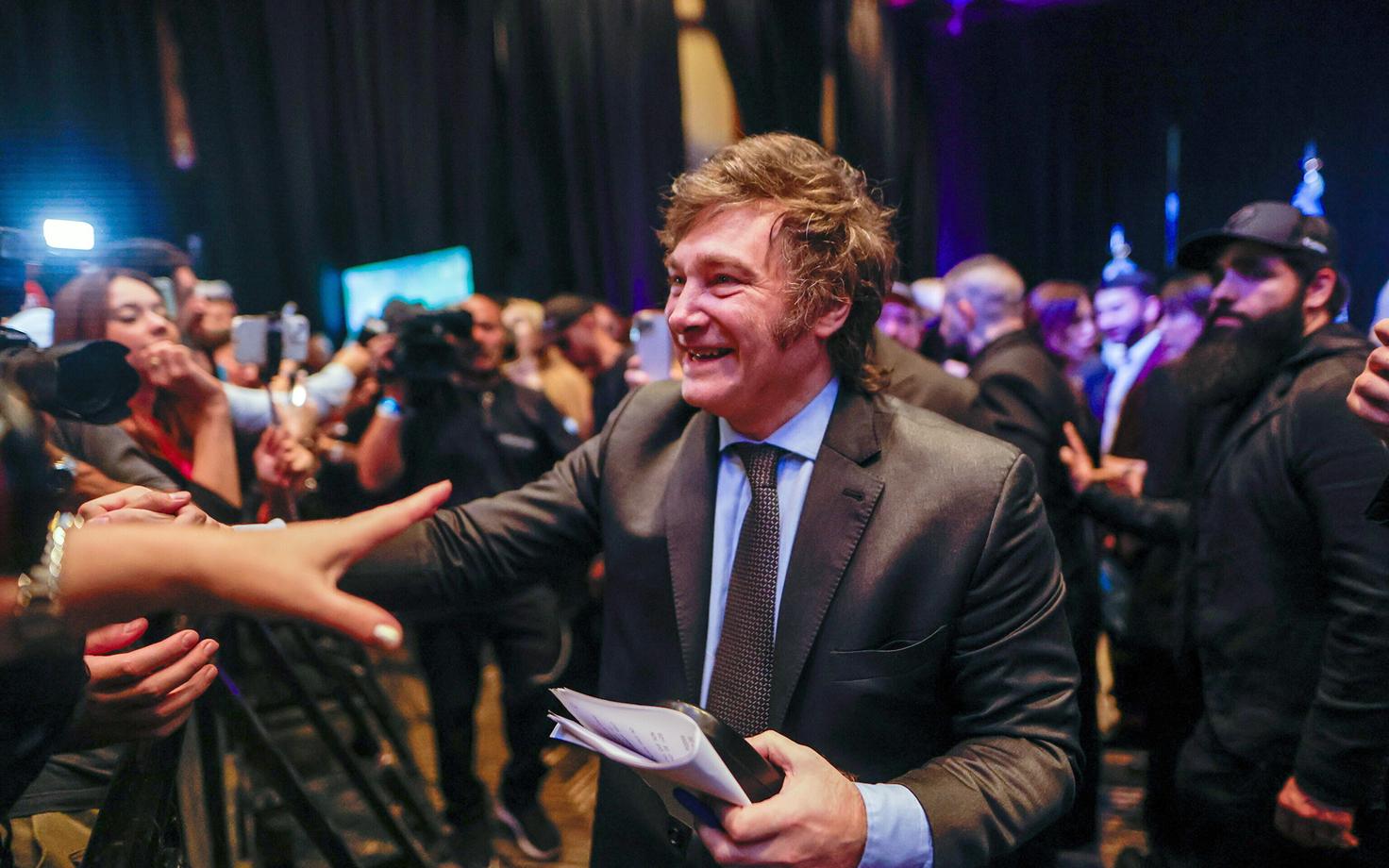 Argentina valimiste võitja Javier Milei koos toetajatega pärast esialgsete valimistulemuste selgumist.