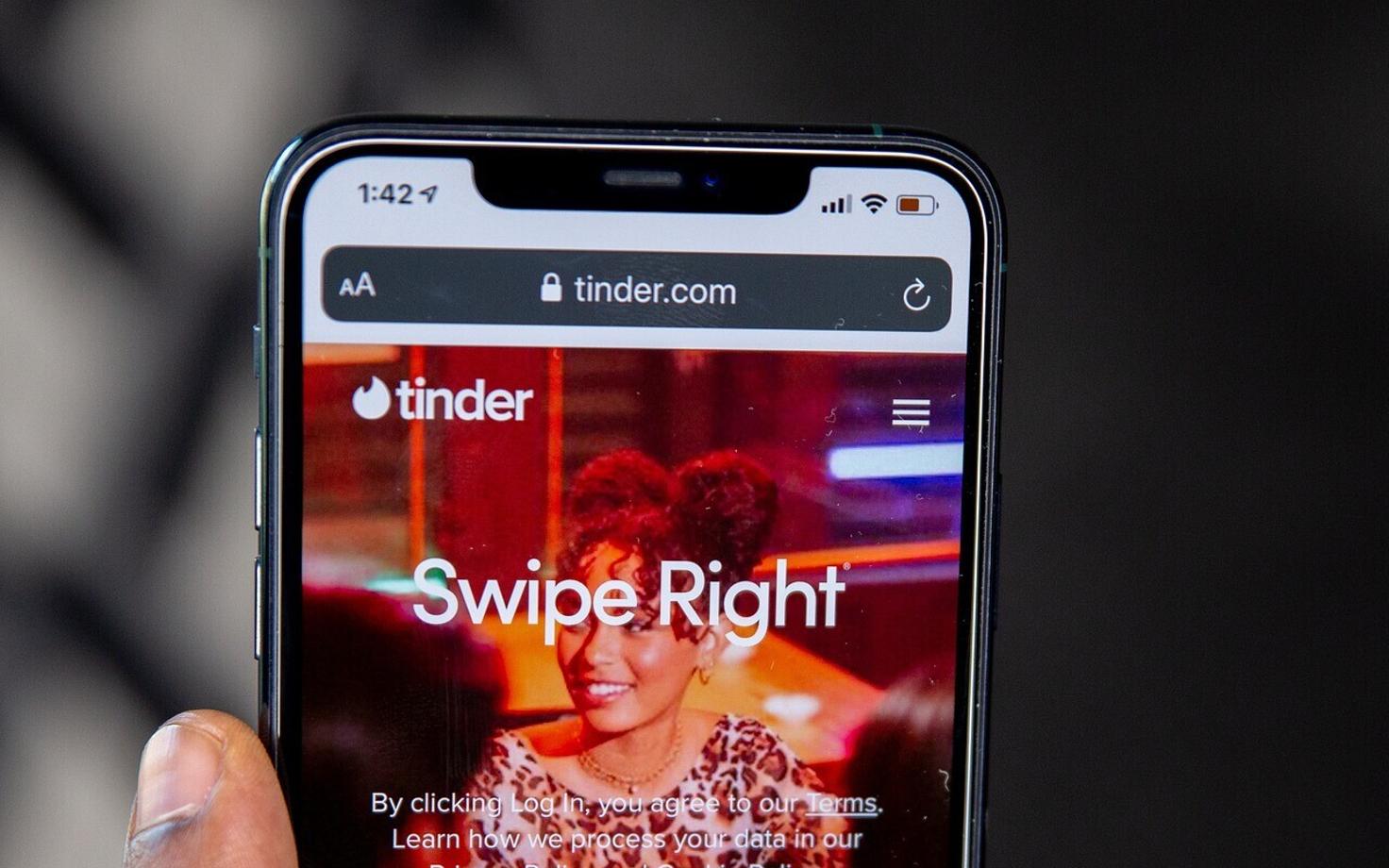Tinder. Иллюстративная фотография.