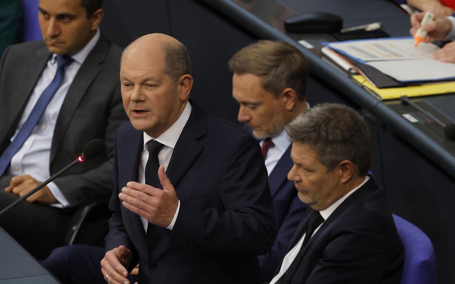 Saksa valitsuse juhtivad ministrid andmas aru Bundestagi ees. Vasakult paremale: kantsler Olaf Scholz, rahandusminister Christian Lindner, majandusminister Robert Habeck.
