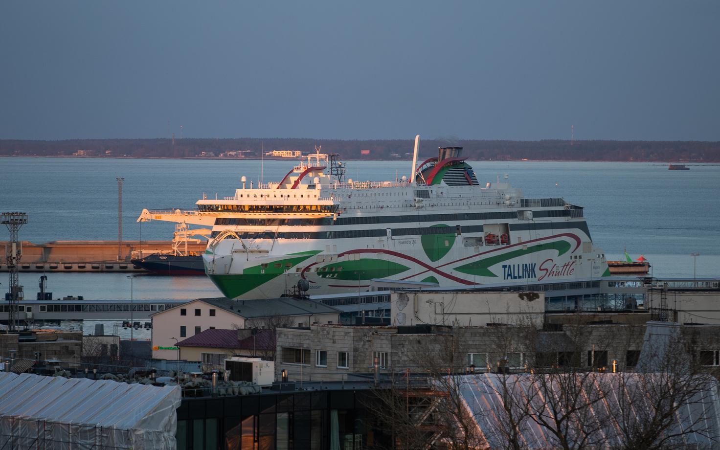 Паром Tallink в Таллиннском порту.