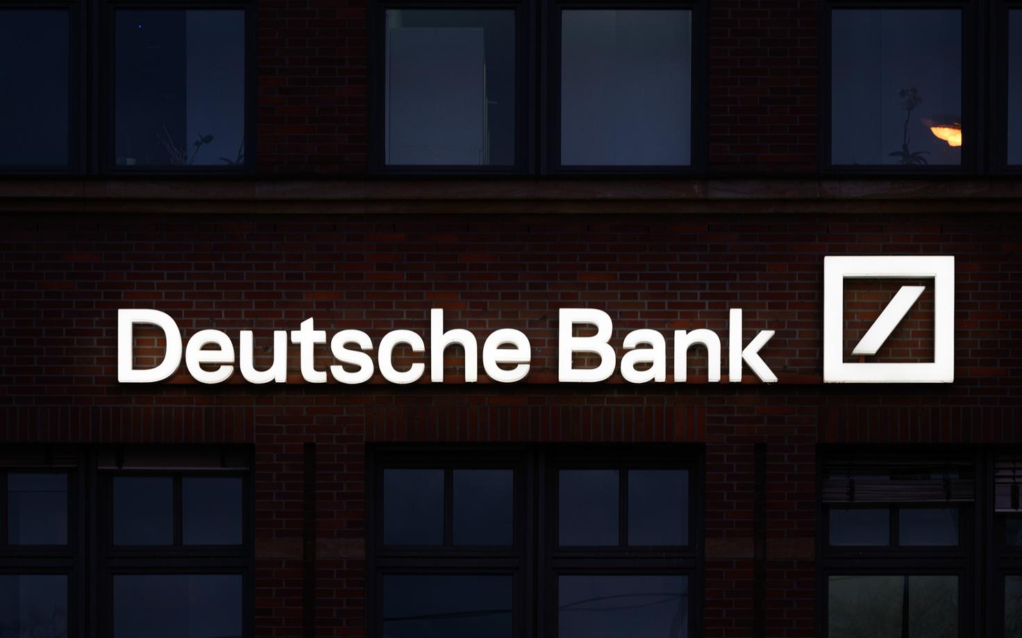 Deutsche Banki logo panga Dresdeni haru sissepääsu kohal.