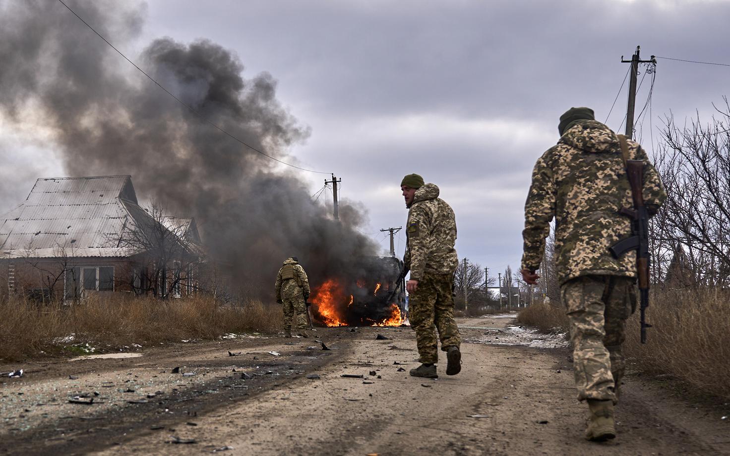 Украинские солдаты 23 ноября после атаки дронов вблизи Бахмута.
