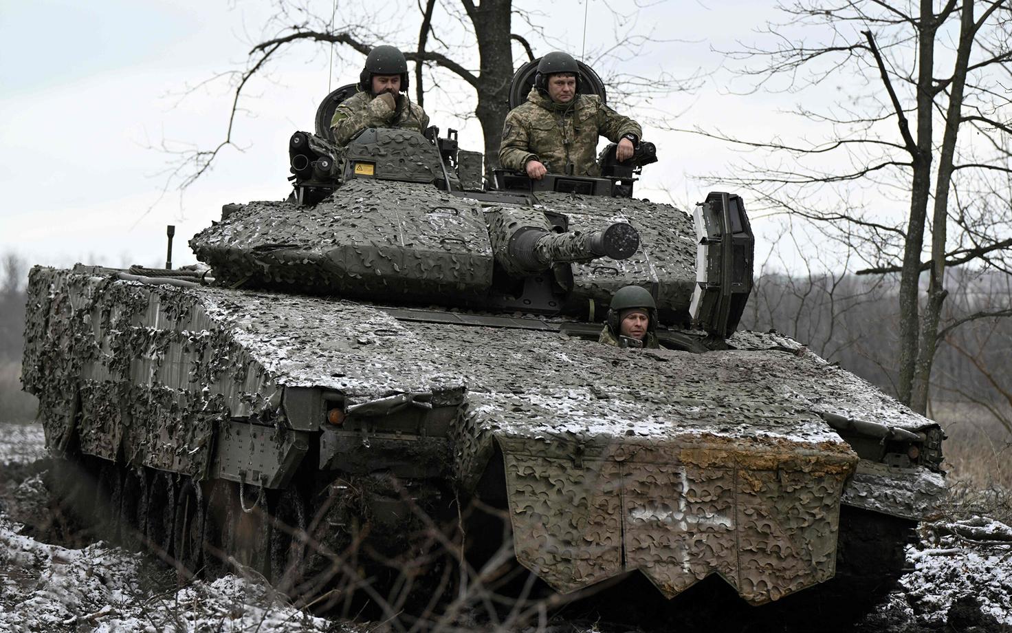 Украинские военнослужащие и боевая машина CV90 шведского производства.