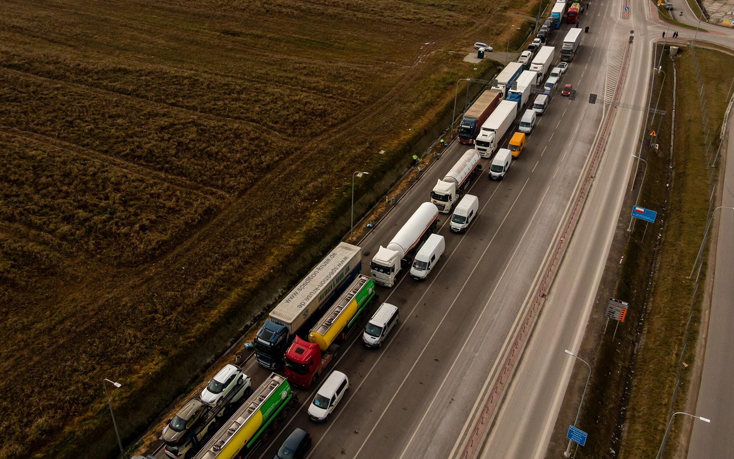 польские дальнобойщики заблокировали движение грузовых автомобилей на трех основных пунктах пропуска на границе с Украиной.