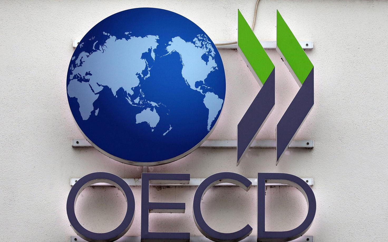 OECD logo. Pariisis asuv organisatsioon ennustab maiailmale madalat majanduskasvu, aeglaselt langevat inflatsiooni ja kõrgeid intressimäärasid.