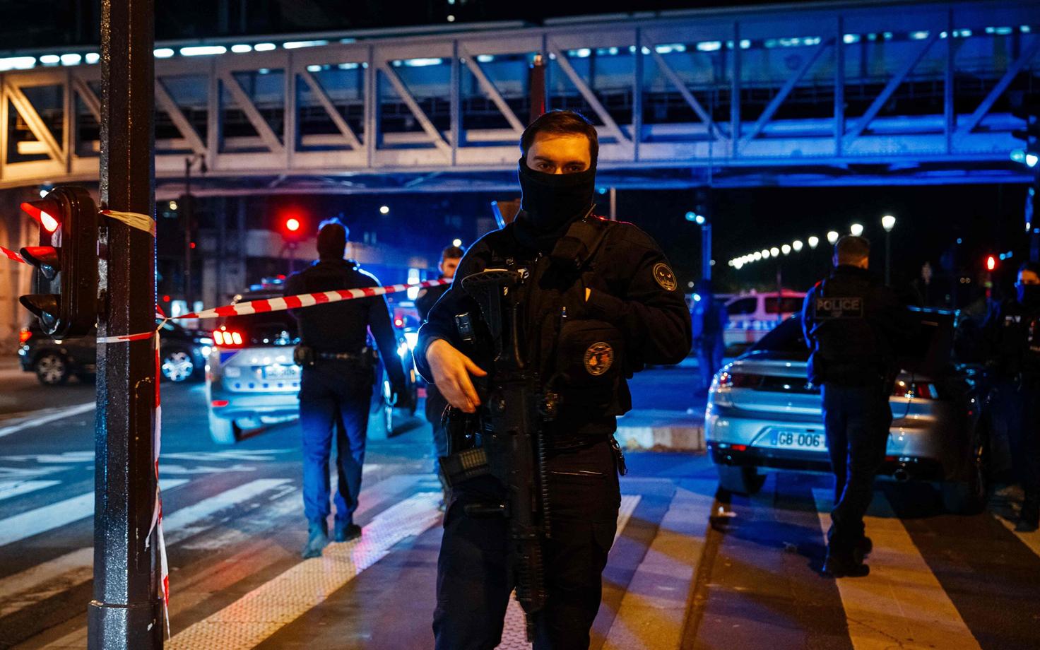 Сотрудники полиции на месте происшествия.