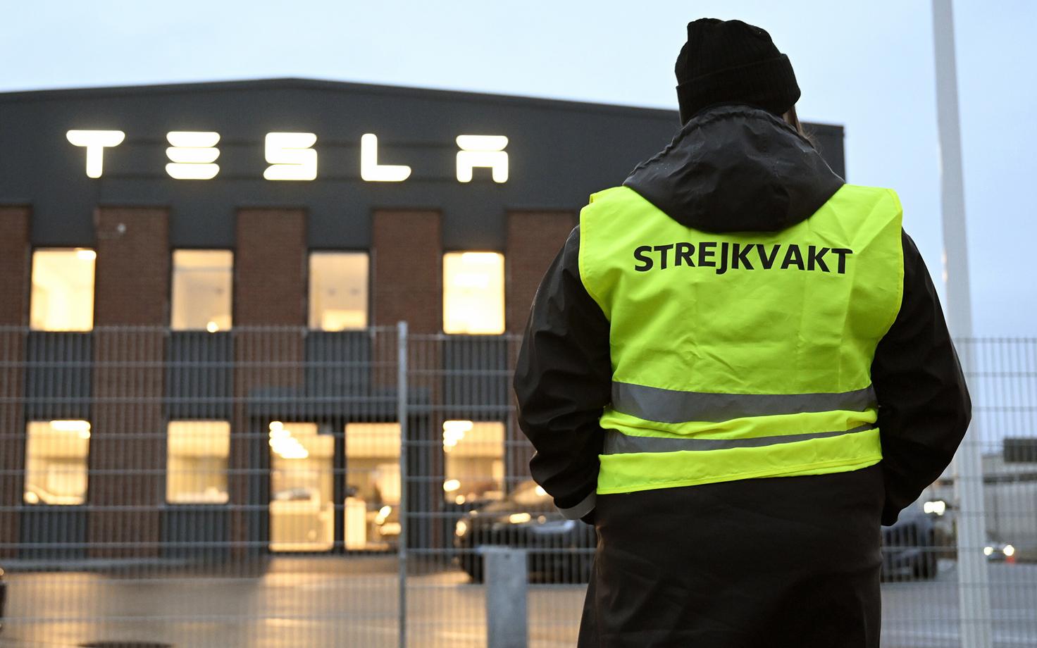 Streikiv töötaja Tesla hoone ees Rootsis.