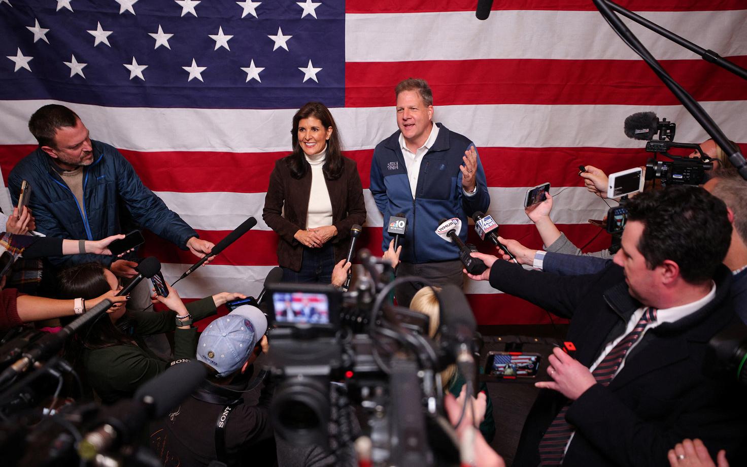 Vabariiklaste presidendikandidaadiks pürgiv Nikki Haley ja New Hampshire'i osariigi kuberner Chris Sununu ühisel kampaaniaüritusel.