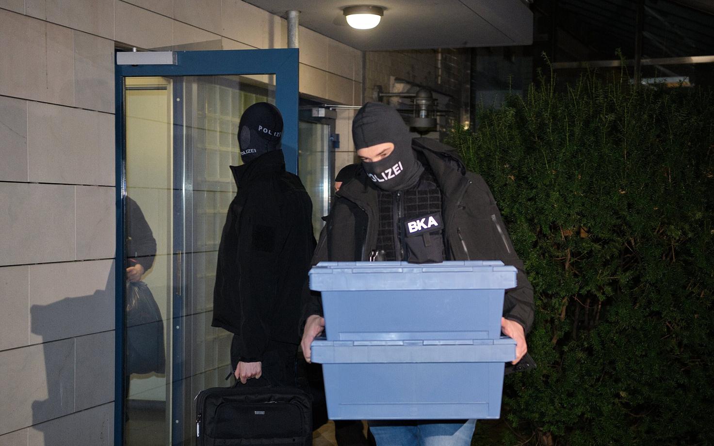 Saksa politseinik koos konfiskeeritud asitõenditega.