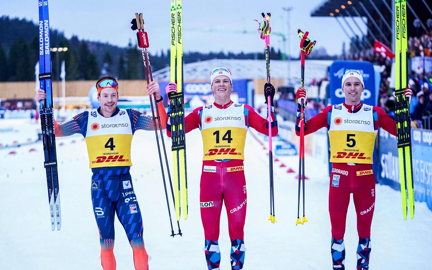 Suusavahetusega sõidu esikolmik, vasakult Andrew Musgrave, Johannes Hösflot Kläbo ja Didrik Tönseth