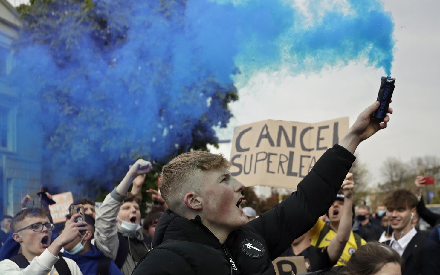 Jalgpallifännid superliigavastasel protestiüritusel 2021. aastal