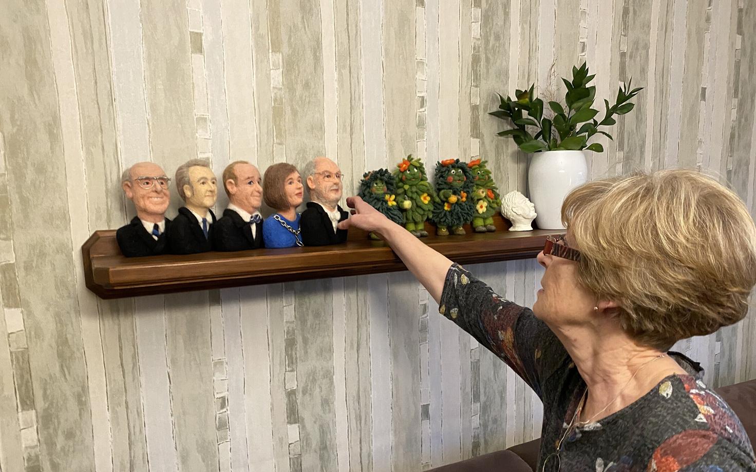 Жительница Тюри Карин Пихлик мастерит из шерсти кукольные версии знаменитостей и обычных людей, а также другие фигурки.