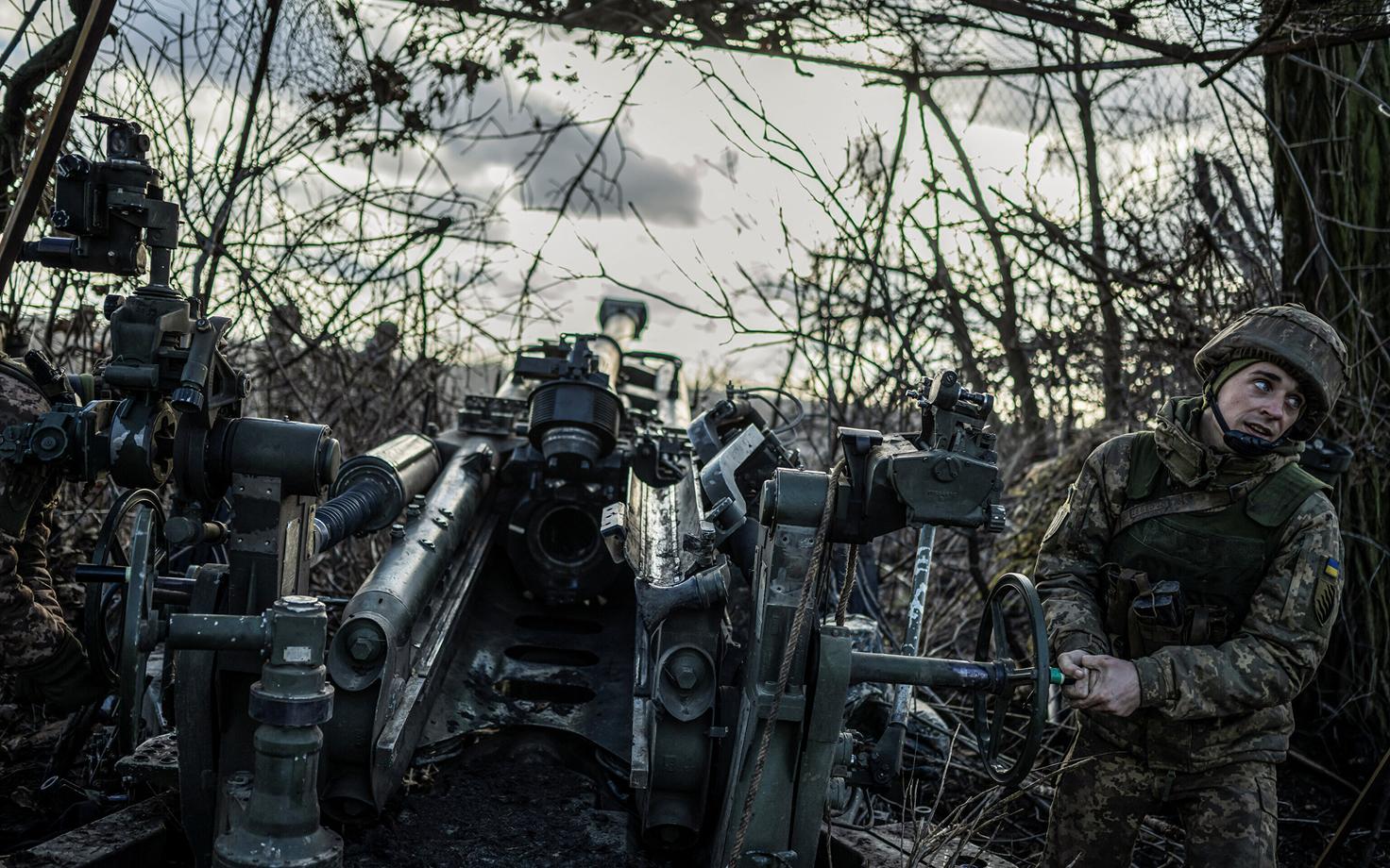 Ukraina sõdur valmistamas tulistamiseks haubitsast M777 Marjinka lähedal.