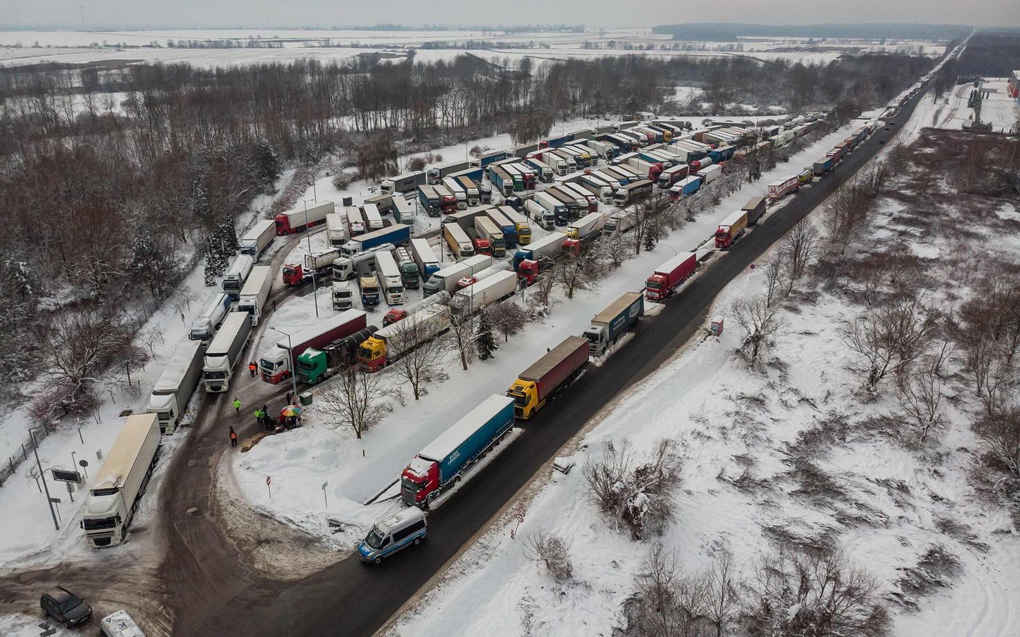 Ukraina veokid Ukraina-Poola piiril Korczowa piiripunkti lähedal ootamas piiriületust.