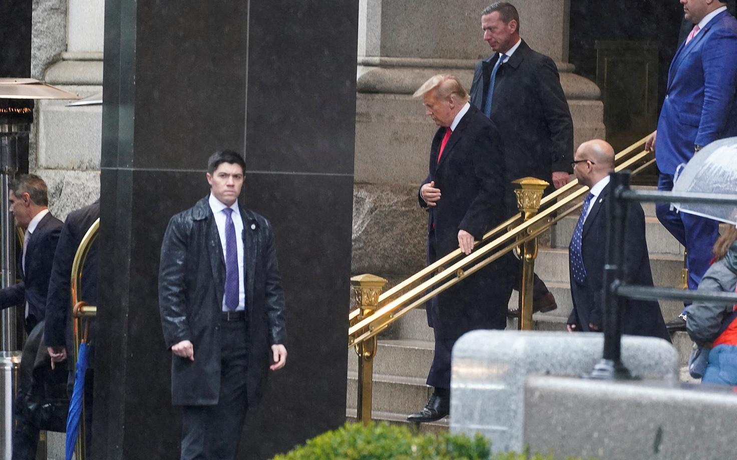 Donald Trump lahkumas hotellist, kus ta andis teisipäeval pressikonverentsi.