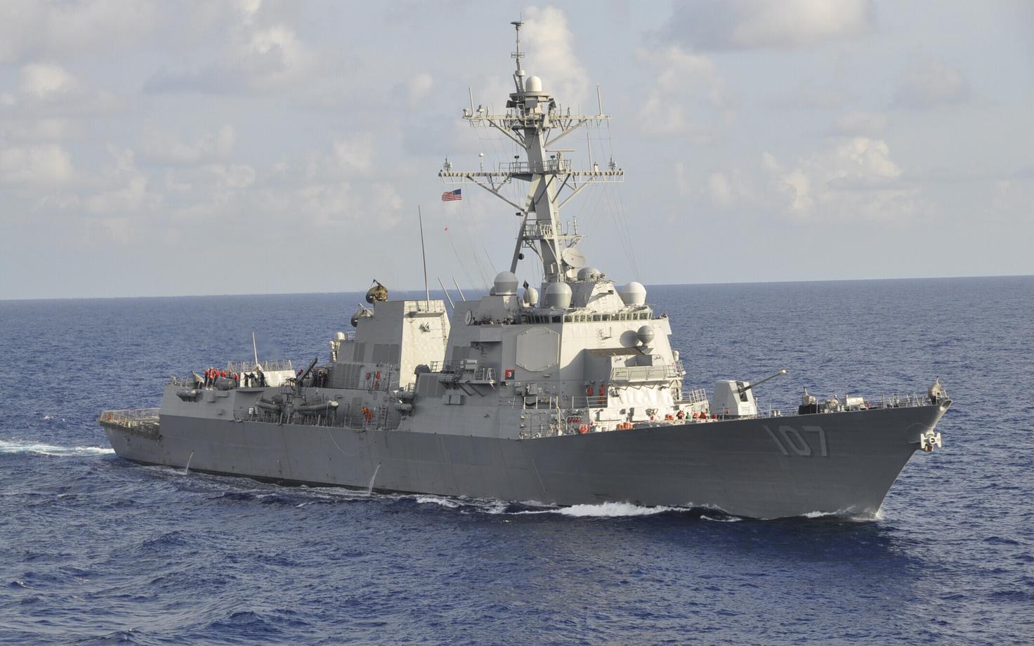 Ракетный эсминец Gravely ВМС США принимает участие в миссии по защите судоходства в Красном море.