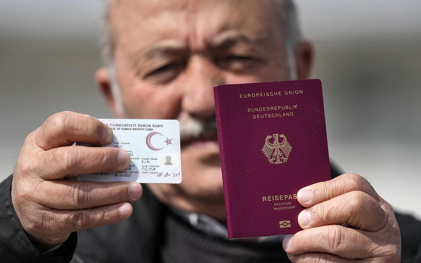 Türgi päritolu Saksamaa kodanik näitamas oma Saksa passi ja Türgi ID-kaarti.