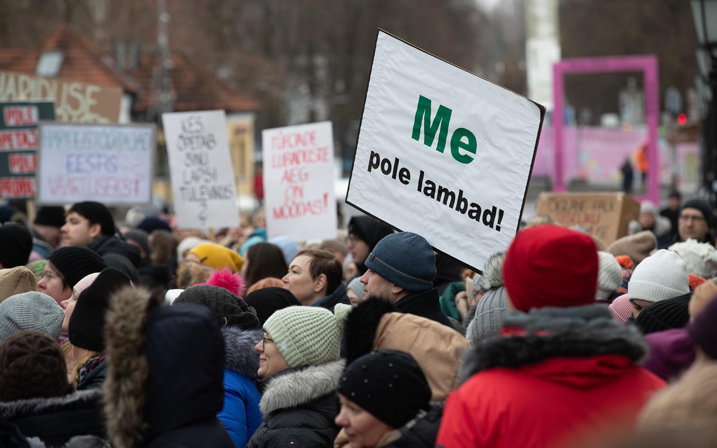 Демонстрация в поддержку работников образования на Ратушной площади Тарту.