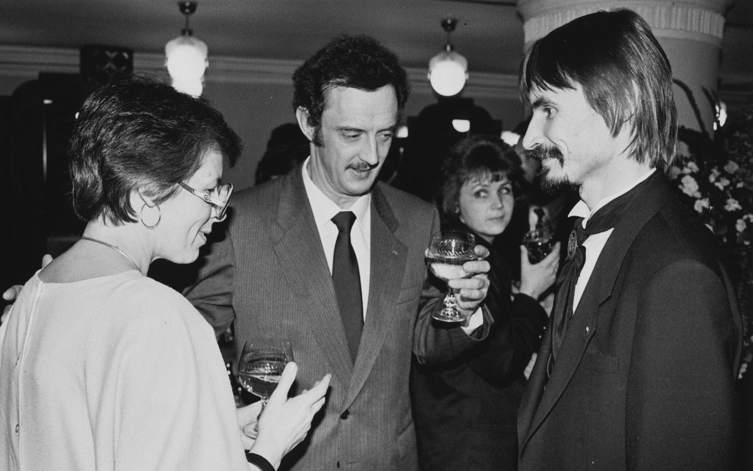 Vabariigi presidendi esimene vastuvõtt toimus Estonias Eesti Vabariigi aastapäeva puhul 1993. aastal. Fotol kuningriiklased Kirill Teiter ja Kalle Kulbok (paremal)..