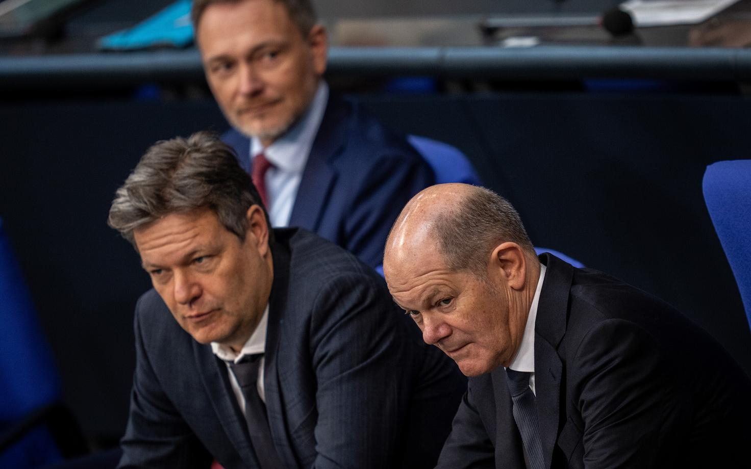Saksamaa rahandusminister Christian Lindner, majandusminister Robert Habeck ja kansler Olaf Scholz. Saksamaa koalitsiooni juhtivpoliitikutel on erinevad vaated eelarvereegli muutmisele.