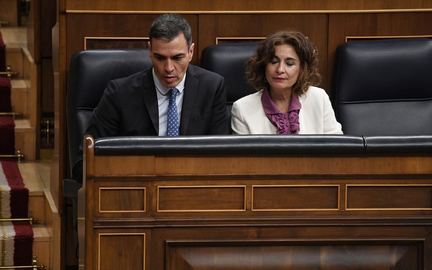 Hispaania peaminister Pedro Sanchez ja rahandusminister Maria Montero parlamendi alamkoja hääletuse ajal amnestiaseaduse üle.