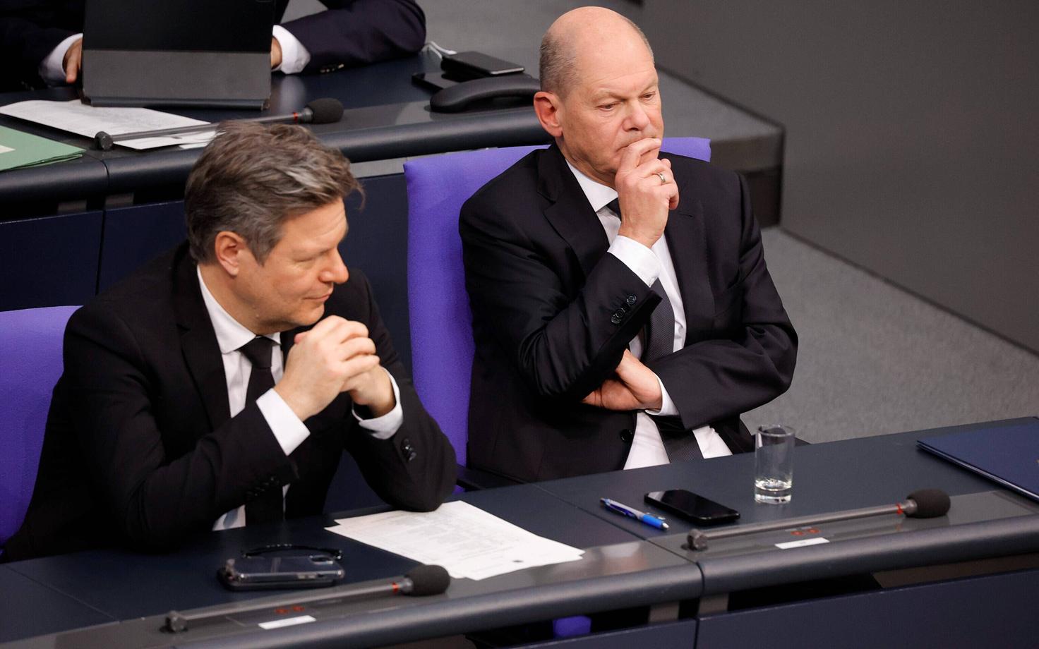 Rohelisest Saksamaa majandusminister Robert Habeck ja sotsiaaldemokraadist kantsler Olaf Scholz riigieelarve hääletusel parlamendis.