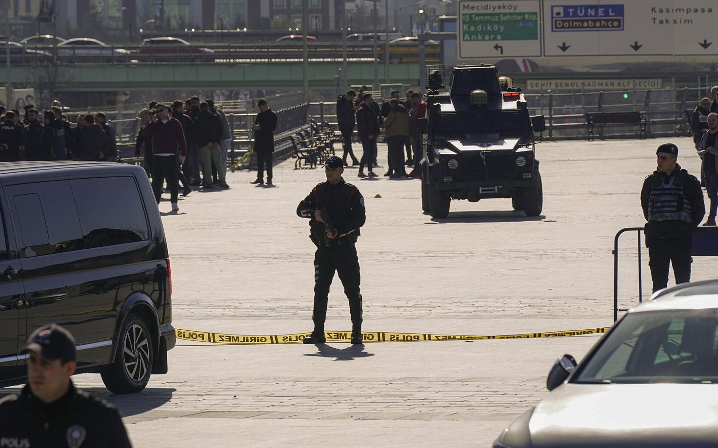 Politsei laskis Istanbulis maha kaks relvastatud terroristi