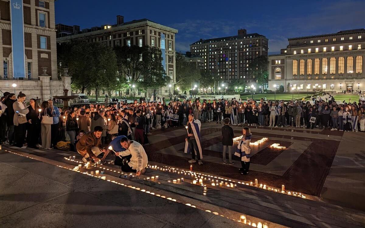 USA-s ja Ühendkuningriigis on hiljuti esinenud juhtumeid, kus Palestiina-Iisraeli konflikti taustal on tühistatud ühes ülikoolis ühe poole toetajaid, teises ülikoolis aga teise poole toetajaid. Pildil Iisraeli toetusaktsioon Columbia ülikoolis.