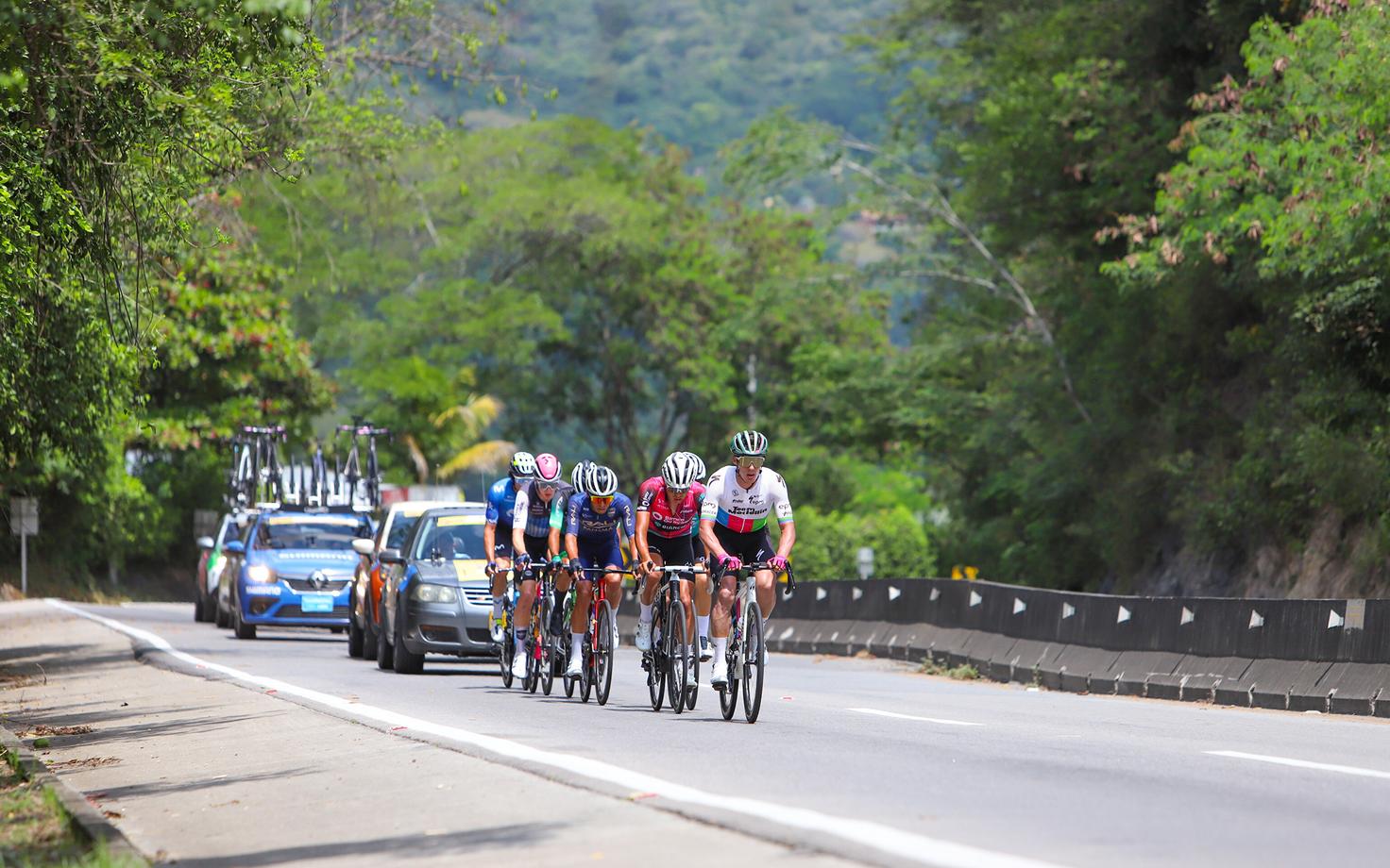 Rait Ärm (roosa kiivriga) Colombia velotuuri viiendal etapil.