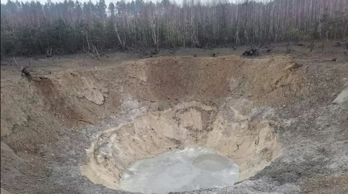 Воронка от российской ракеты в Киевской области.
