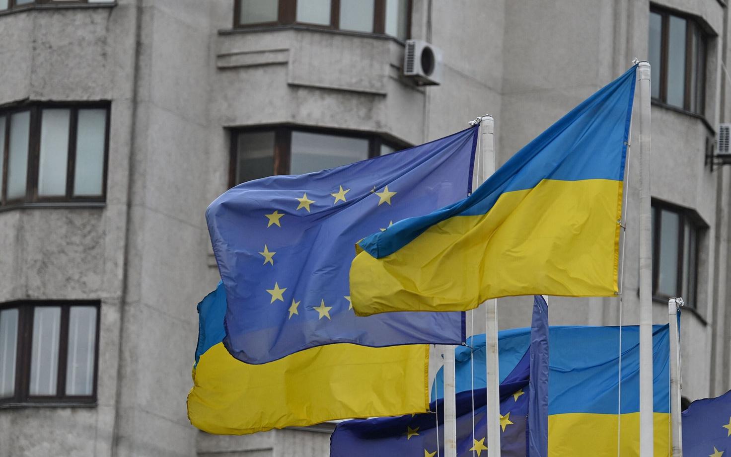Euroopa Liidu ja Ukraina lipud Kiievis.