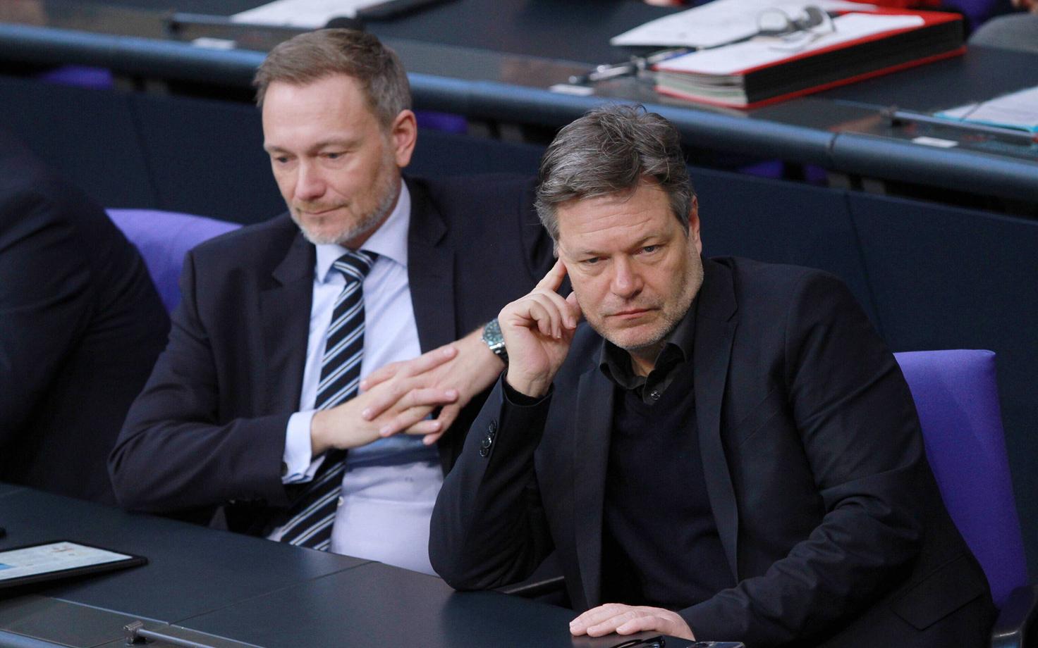 Saksamaa rahandusminister Christian Lindner ja majandusminister Robert Habeck Bundestagis. Lindneril ja Habeckil on suured erimeelsused Saksamaa majanduse turgutamise viiside osas.