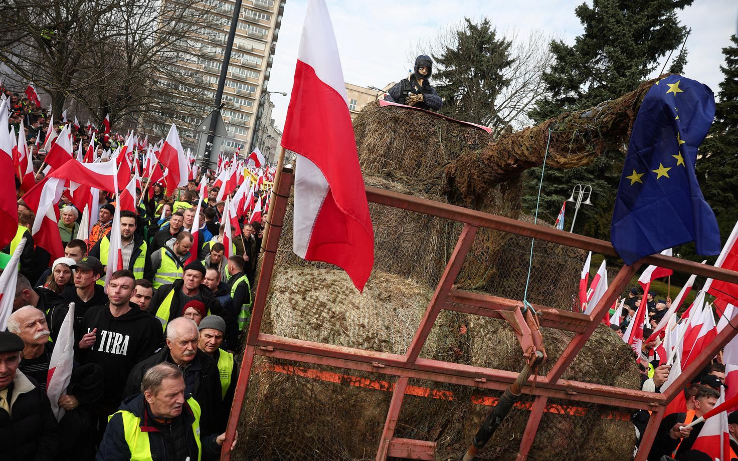 Poola põllumehed avaldamas meelt heinapallidest tehtud tankiga.
