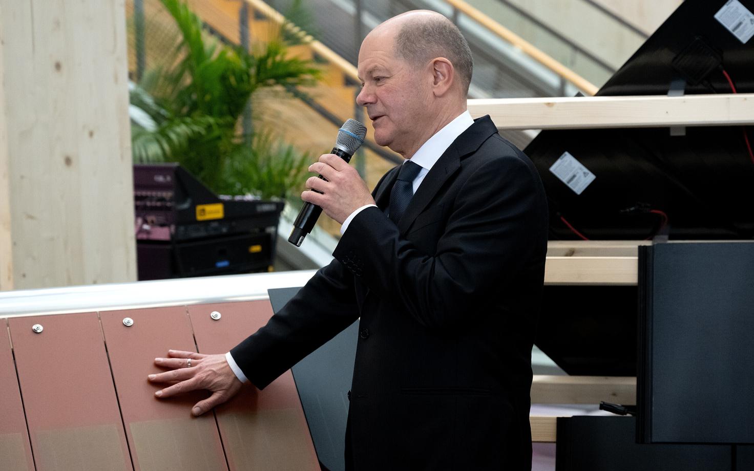Saksamaa kantsler Olaf Scholz tööstusmessil.