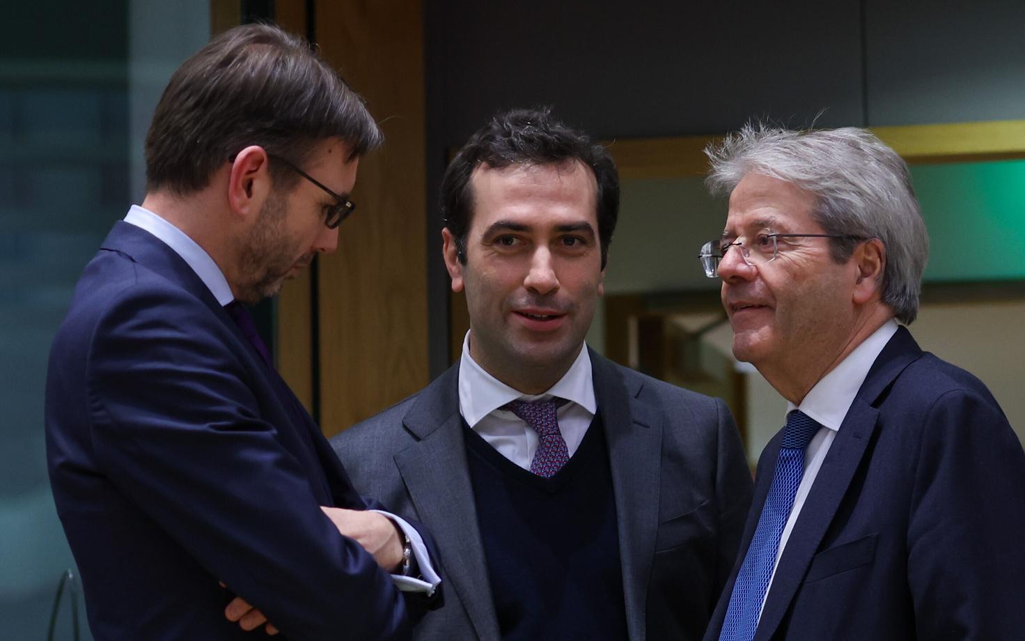 Vasakult paremale: Hollandi rahandusministri kohusetäitja Steven van Weyenberg, Hispaania majandusminister Carlos Cuerpo ja Euroopa Komisjoni majandusvolinik Paolo Gentiloni 11. märtsil toimunud eurogrupi istungil.