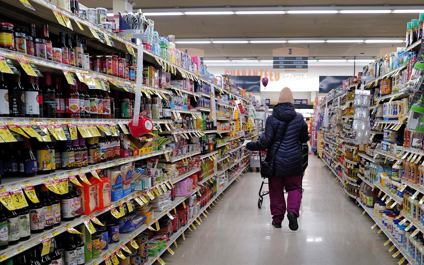 Покупатель в продуктовом магазине в Иллинойсе.