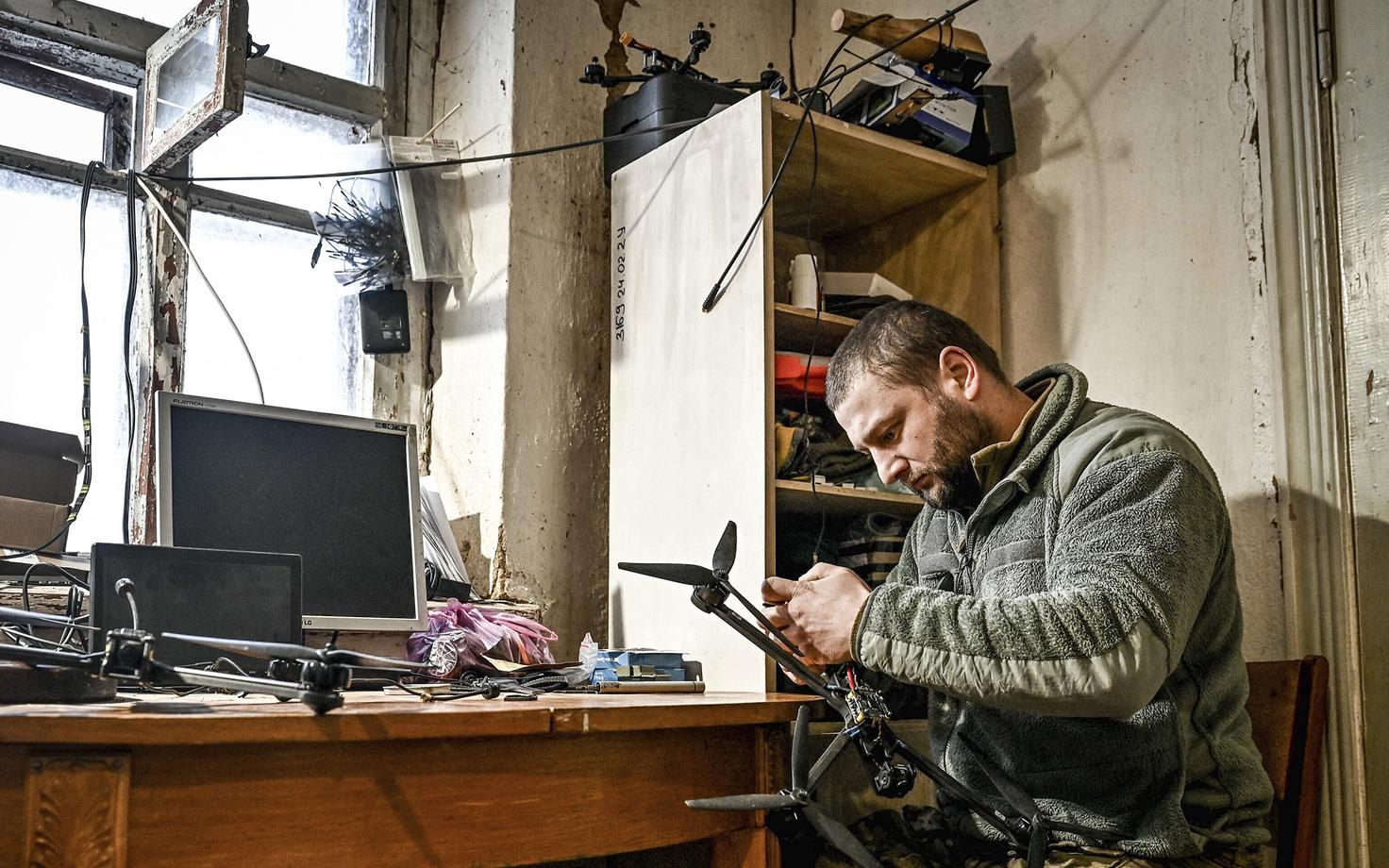 Украинский военный мастерит дрон.