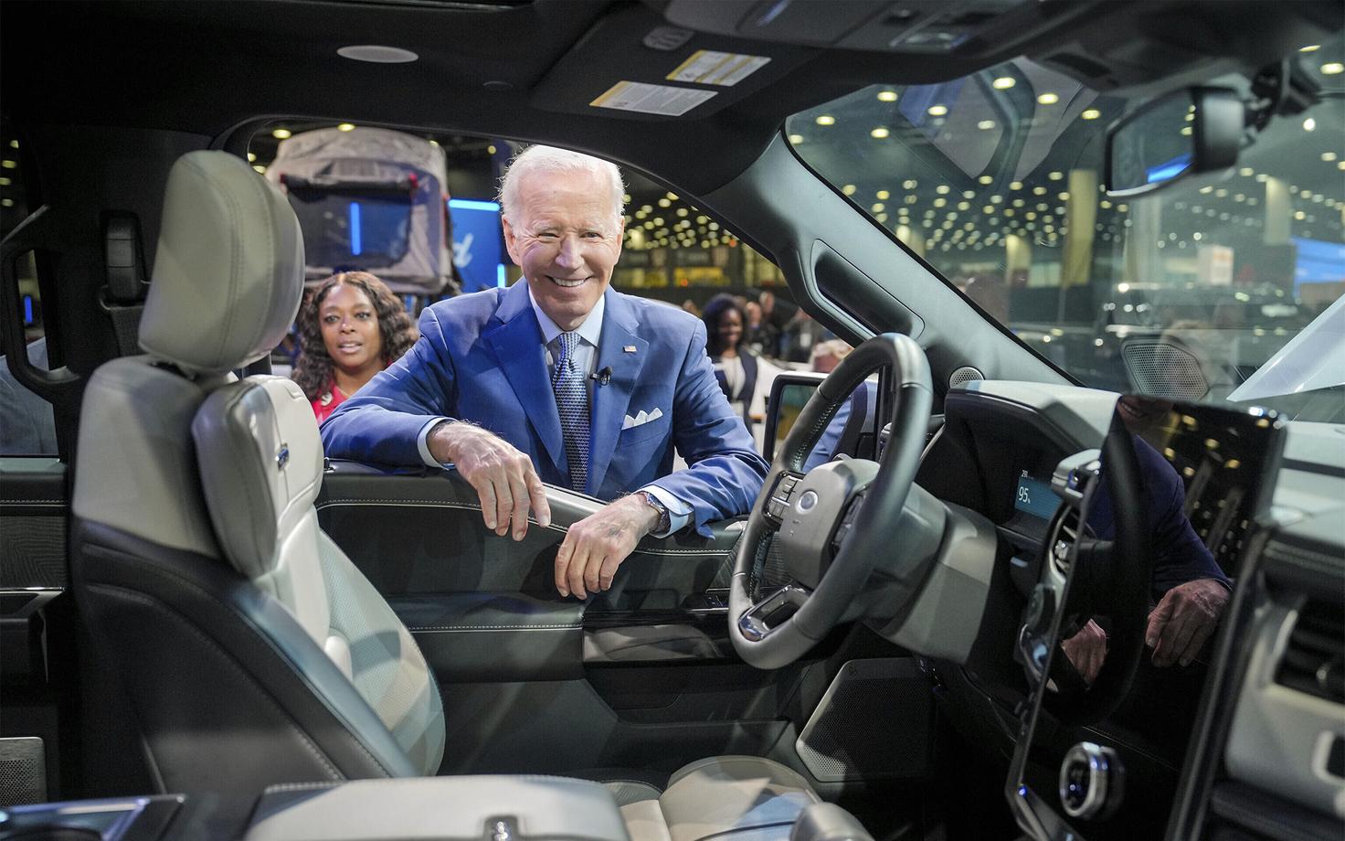 Joe Biden elektrisõidukiga.