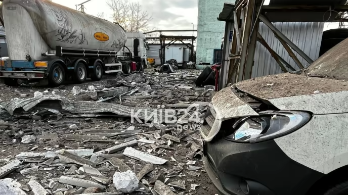 Последствия российского ракетного удара по Киеву (Подольский район).