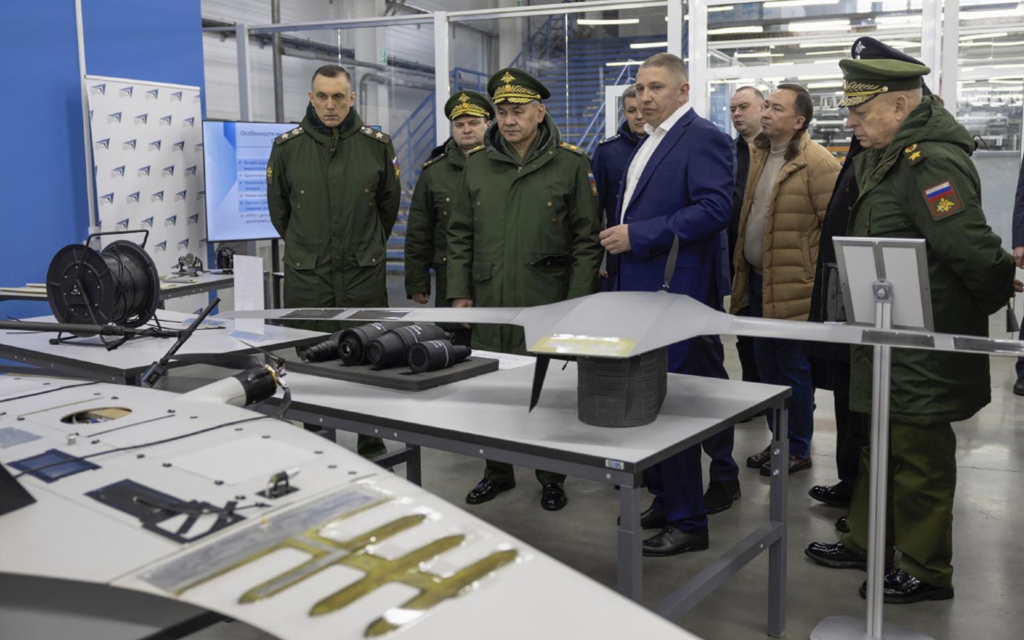 Venemaa kaitseminister Sergei Šoigu külastamas USA sanktsioonide all olevat relvakontserni Kalašnikov.