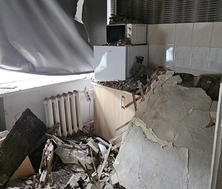 Потолок, обвалившийся в многоквартирном доме в Кохтла-Ярве.