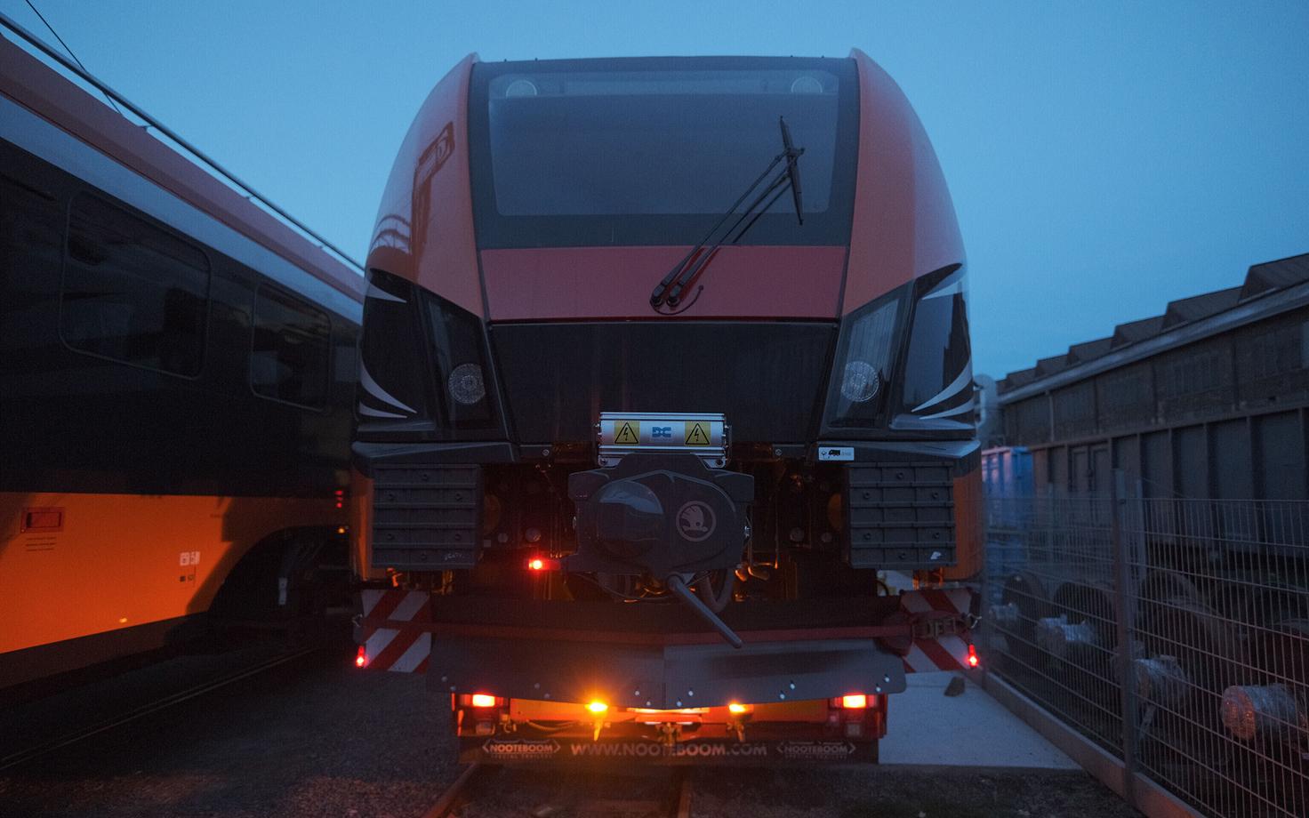 Esimene Elronile ehitatud uus Škoda elektrirong alustas 5. aprilli öösel teekonda Škoda Group Ostrava tehasest mööda maanteed Riiga.