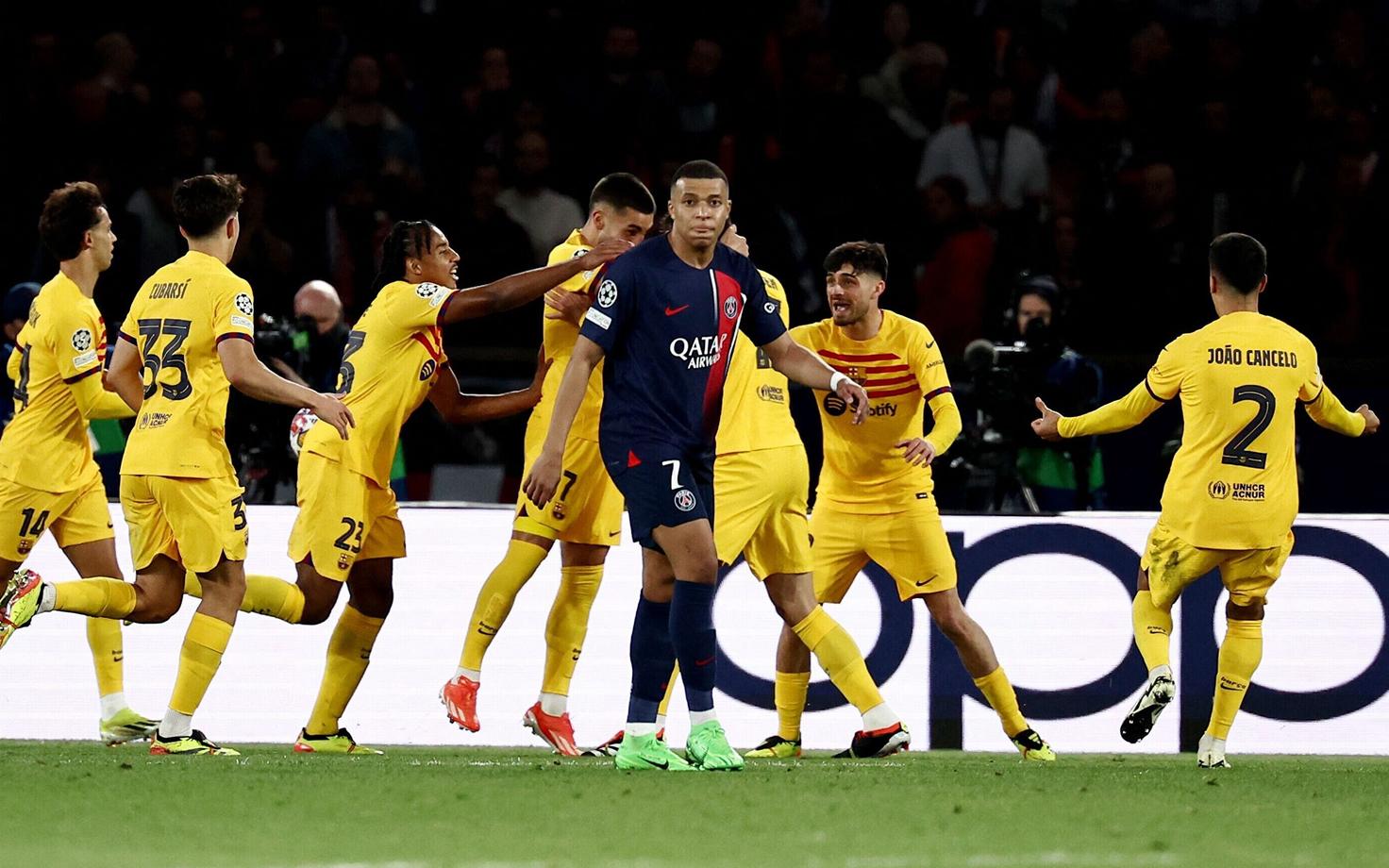 Barcelona mängijad PSG tähe Kylian Mbappe selja taga väravat tähistamas