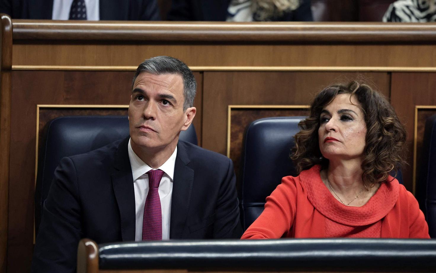 Hispaania peaminister Pedro Sanchez ja rahandusminister Maria Jesus Montero parlamendi istungil.