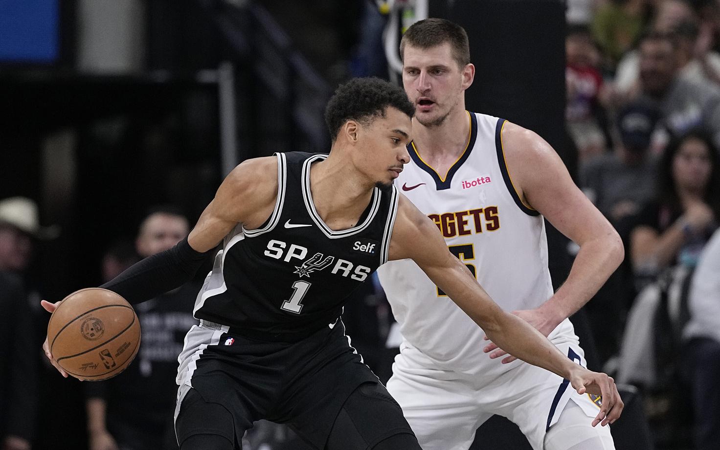 Victor Wembanyama (palliga) ja Nikola Jokic