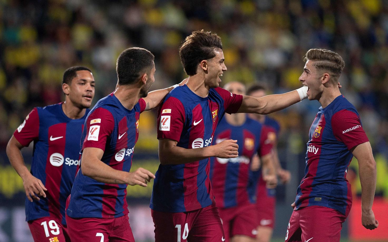Barcelona mängijad Joao Felixi (keskel) väravat tähistamas